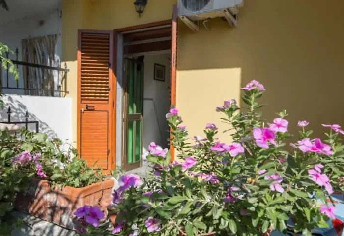 לינה וארוחת בוקר Casa Cosmano 3*